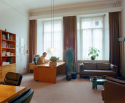 123527 Interieur van het Stadhuis (Stadhuisbrug 1) te Utrecht: drs. A. Vermeulen, gemeentesecretaris, in zijn werkkamer.